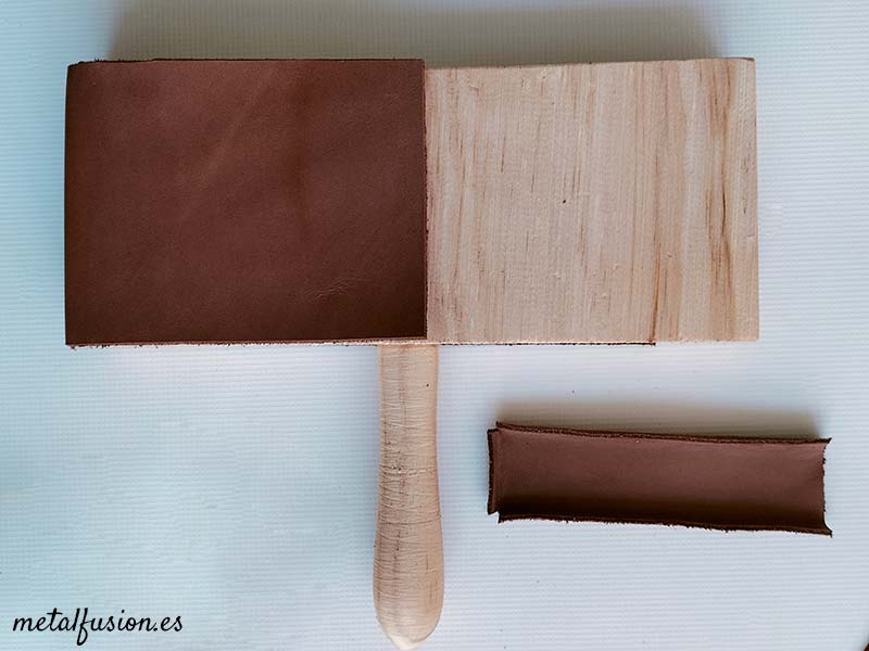 hormado de las piezas del estuche de perforadores cuero