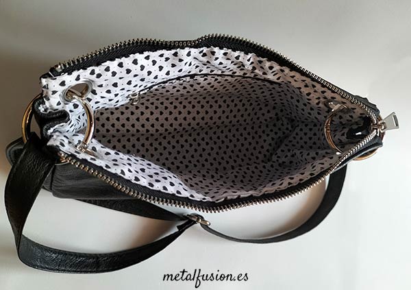 vista interior del bolso con forro holgado blanco con corazoncitos negros
