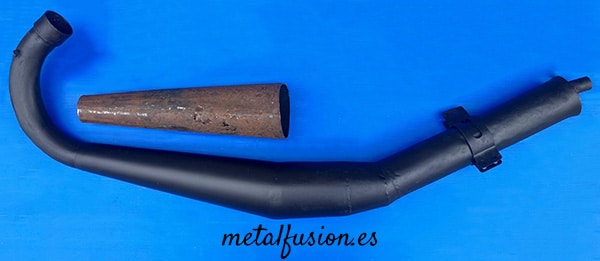 tubo de escape pintado junto a tramo eliminado
